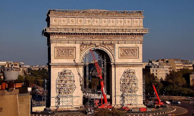 Arc de Triomphe art exbibit by artist Christo
